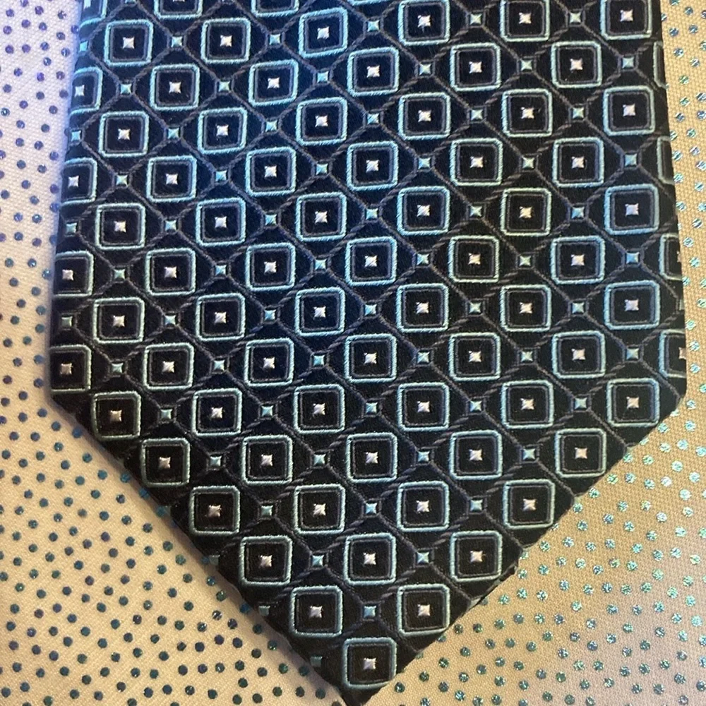 Hathaway Men’s tie green blue navy in excellent condition